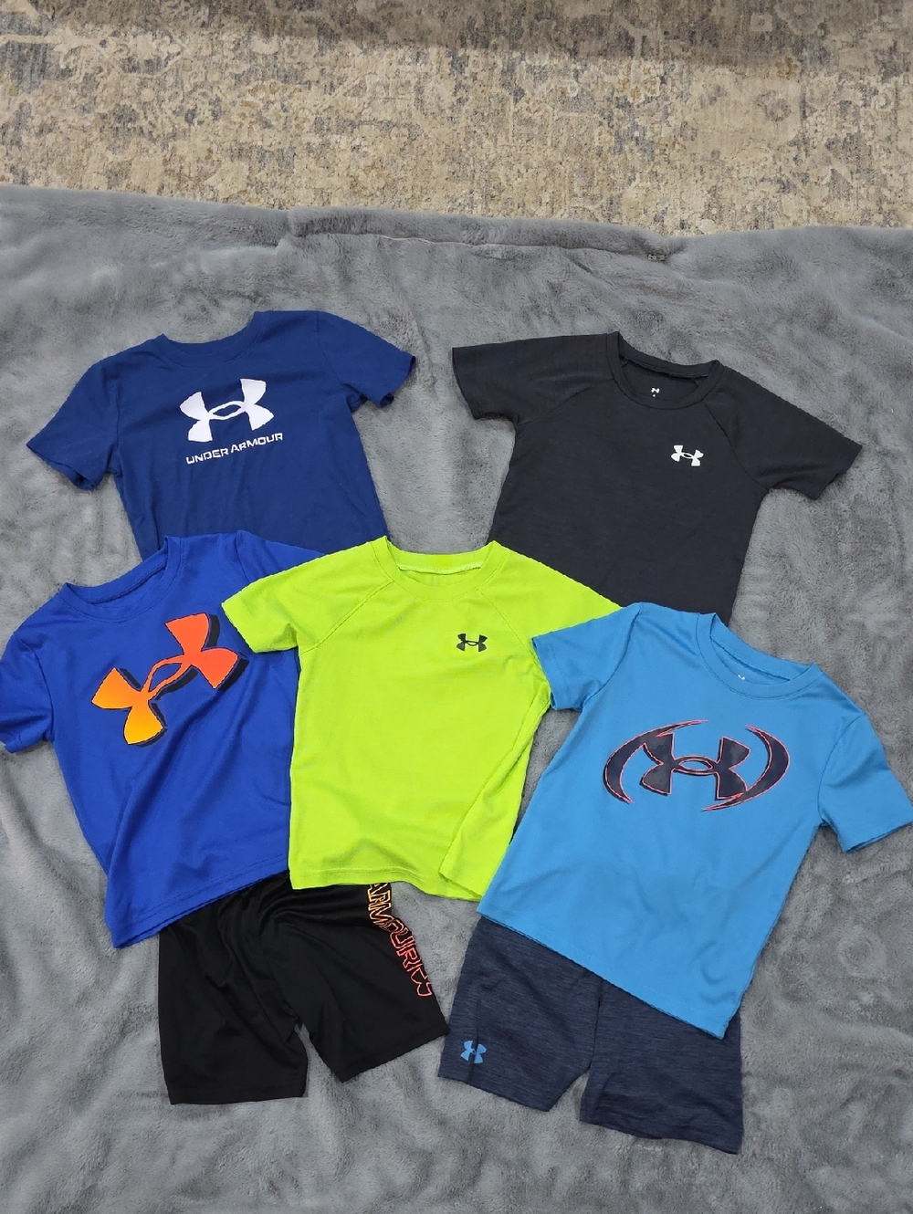 Under Armour Kids Short Sleeve Logo Tees - 5 shirts, 2 shorts. size 5.